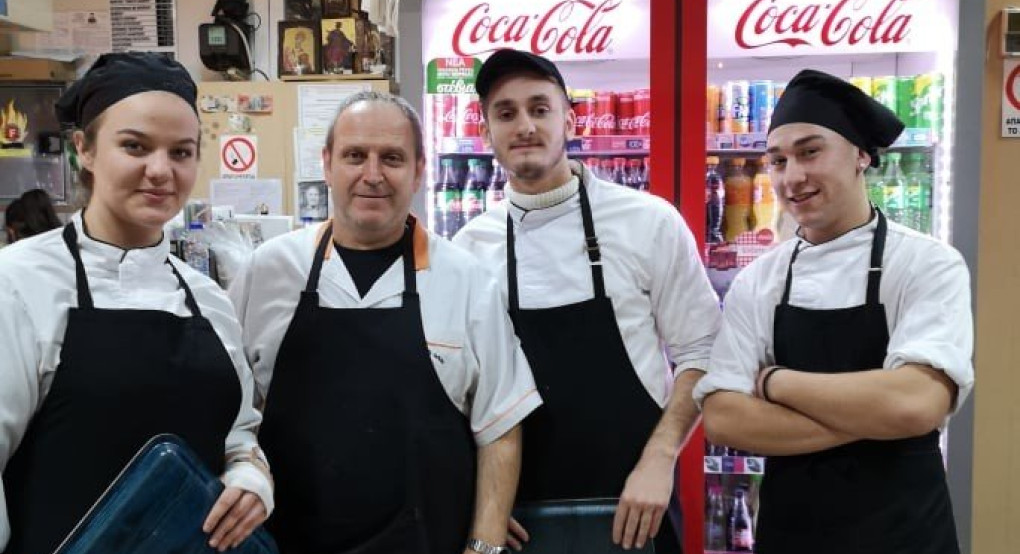 Το ΙΕΚ ΑΡΙΔΑΙΑΣ μοίρασε γλυκά και ευχές στον εμπορικό κόσμο της πόλης μας