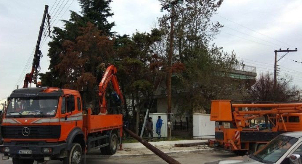 Κολώνα της ΔΕΗ έσπασε από τον αέρα…