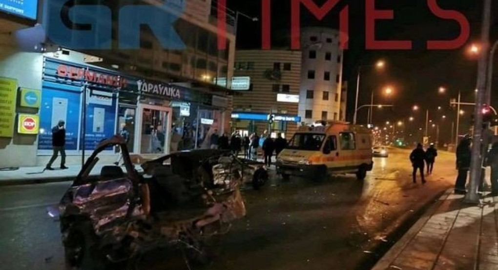 Θεσσαλονίκη: Χάος με καταδίωξη - Όχημα διακινητή καρφώθηκε σε ΙΧ και το έκοψε στα δύο