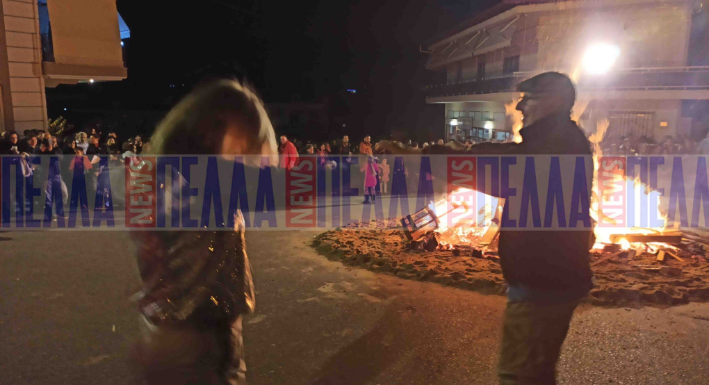 Γιαννιτσά: Βούλιαξε η...Πλατεία Παπά Νίκανδρου με τη φωτιά να τους αγκαλιάζει όλους!