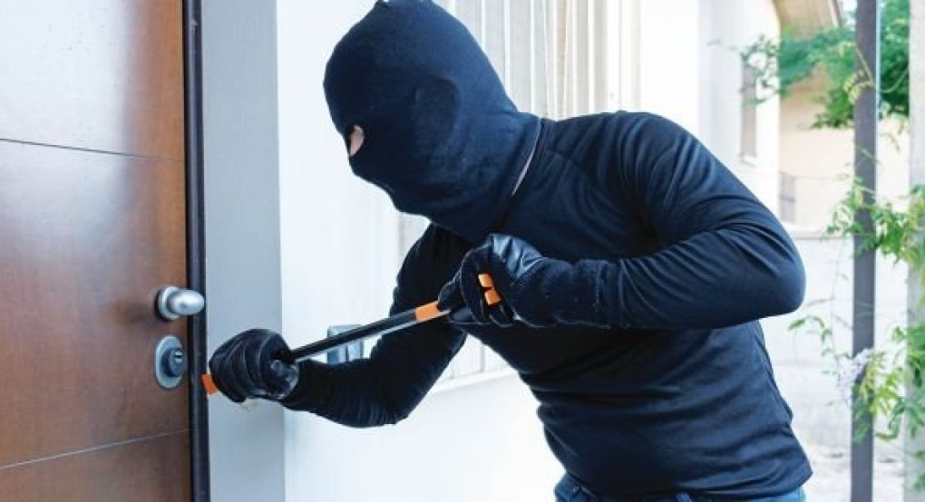 Νεαρός διέρρηξε σπίτι, άρπαξε 500 ευρώ και κοσμήματα