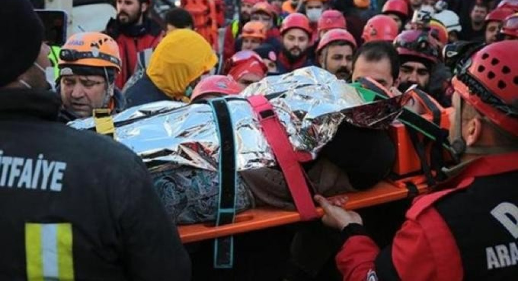 Τουρκία: Ελπίδα απ' τα χαλάσματα - Διέσωσαν έγκυο μετά από 17 ώρες (vid)