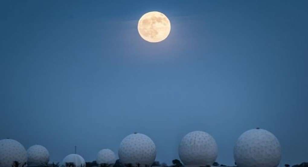 "Πανσέληνος του Λύκου": Μαγευτικές εικόνες από το σπάνιο φαινόμενο