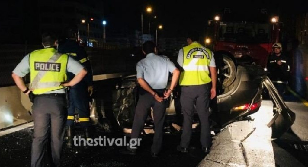 Θεσσαλονίκη: ΙΧ καρφώθηκε σε κολόνα