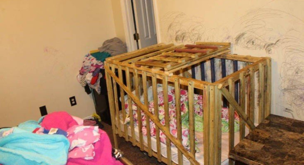 Το σπίτι-κολαστήριο όπου κλείδωναν τέσσερα μικρά παιδιά σε αυτοσχέδια κλουβιά