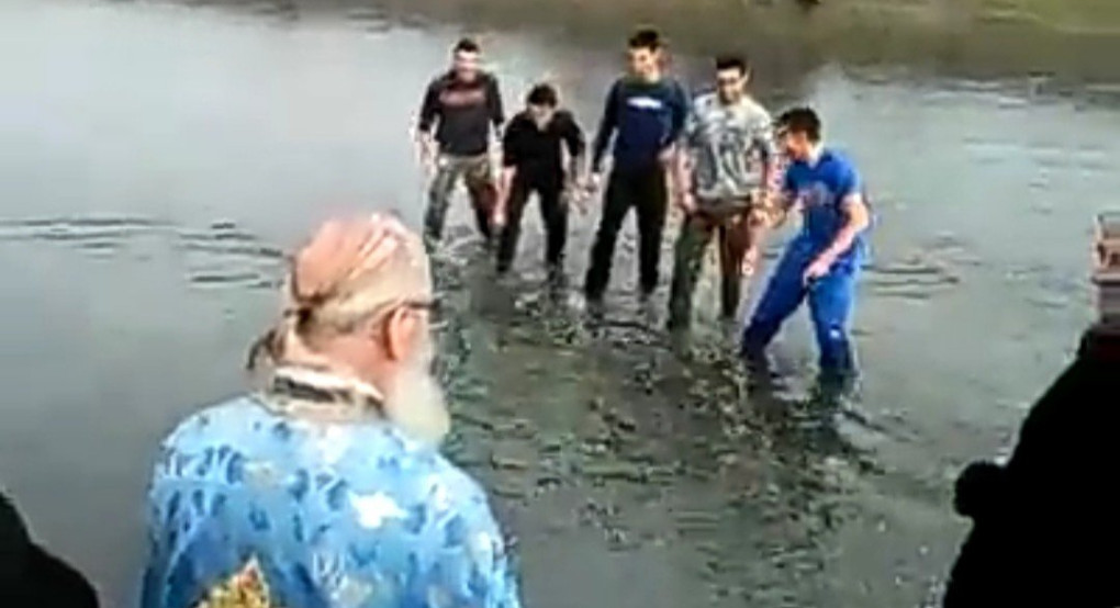 Θεοφάνεια στην Υδραια-- αξίζει να δείτε ποιος έπιασε τον σταυρό (βίντεο) 