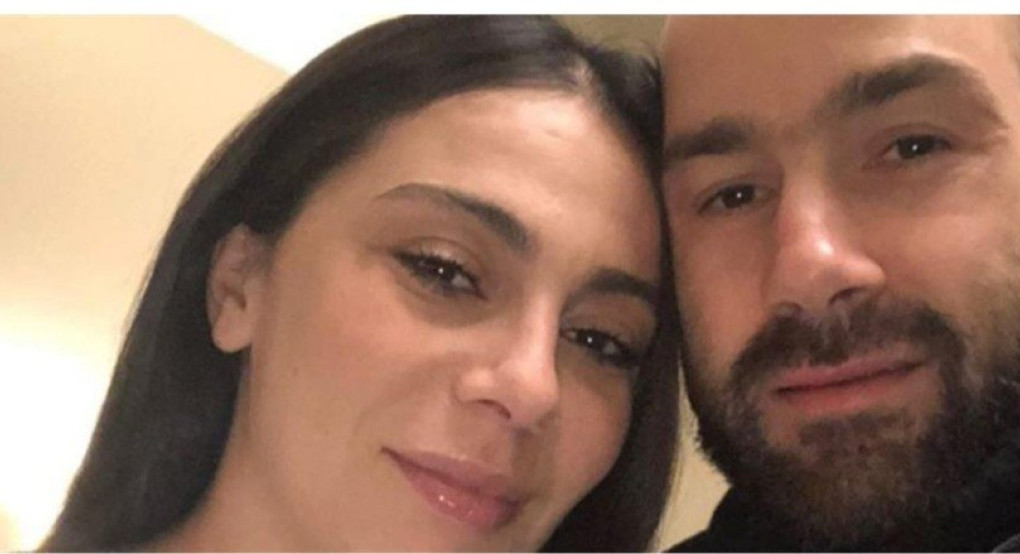 Selfie αγκαλιά στο Μαιευτήριο 