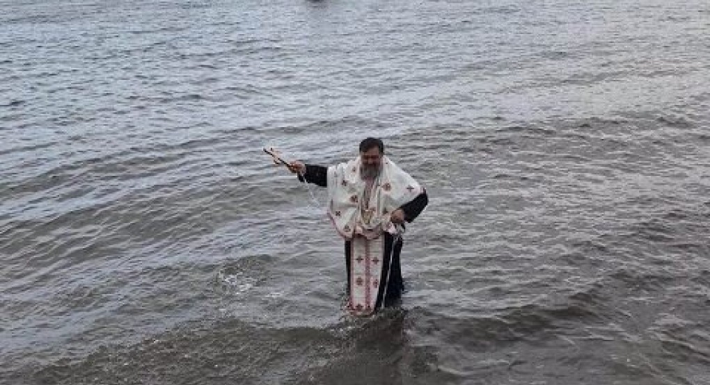 Αφού δεν βούταγε κανένας να πιάσει τον Σταυρό, βούτηξε ο Πάτερ! 