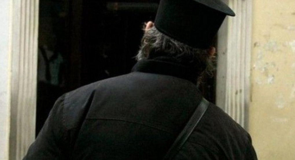 Ιερέας χαστούκισε γυναίκα που πήρε... δύο αντίδωρα