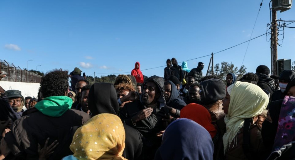 Απροσπέλαστα τα ΑΤΜ όταν παίρνουν το επίδομα οι μετανάστες