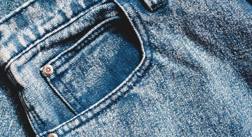 Γιατί τα τζιν παντελόνια έχουν μια μικρή τσέπη