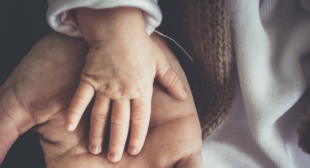 Επίδομα γέννας: Θα το λαμβάνει η μητέρα, 1.500 ευρώ με τη γέννηση και 500 ευρώ μετά