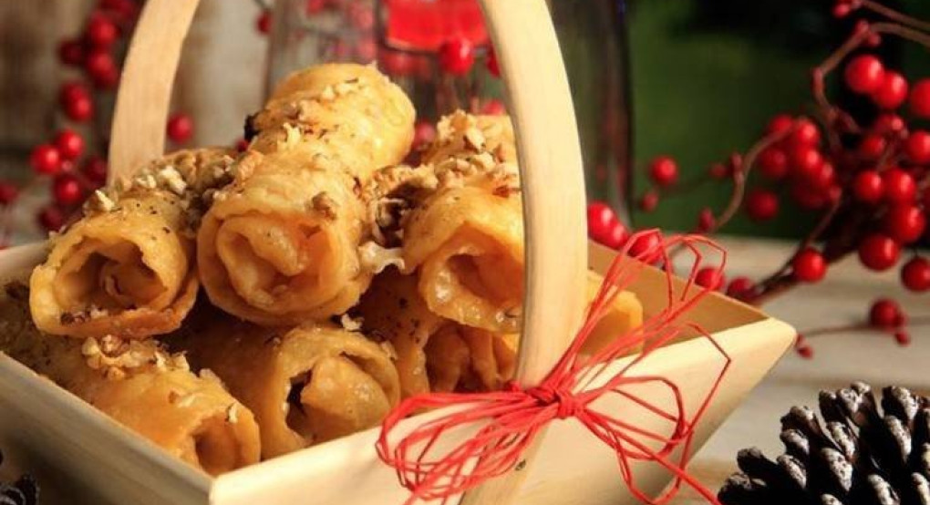 Τραγανές δίπλες-Δε λείπουν από κανένα σπίτι τις γιορτές