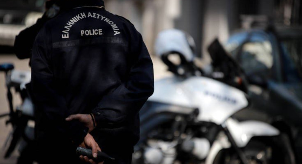 Αστυνομικός σταμάτησε να βοηθήσει οδηγό και τον λήστεψαν