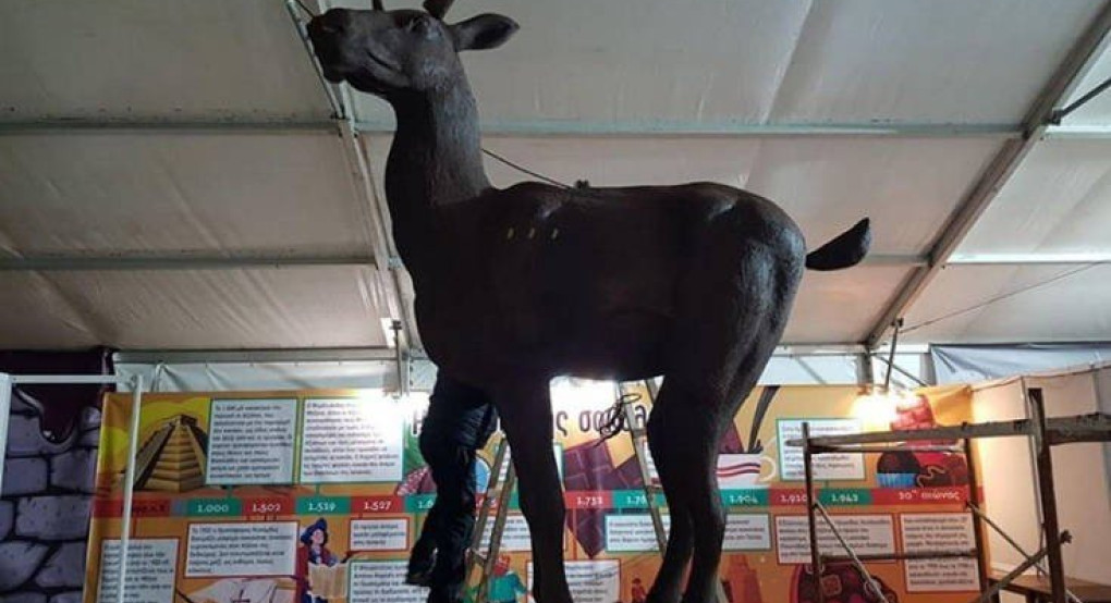 Κατερίνη: Έφτιαξαν ελάφι από σοκολάτα ύψους 4 μέτρων