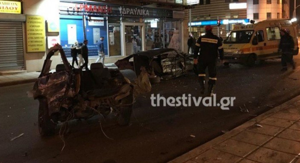 Θεσσαλονίκη-Καταδίωξη διακινητή μεταναστών-Αυτοκίνητο κόπηκε στα δύο μετά από σύγκρουση 
