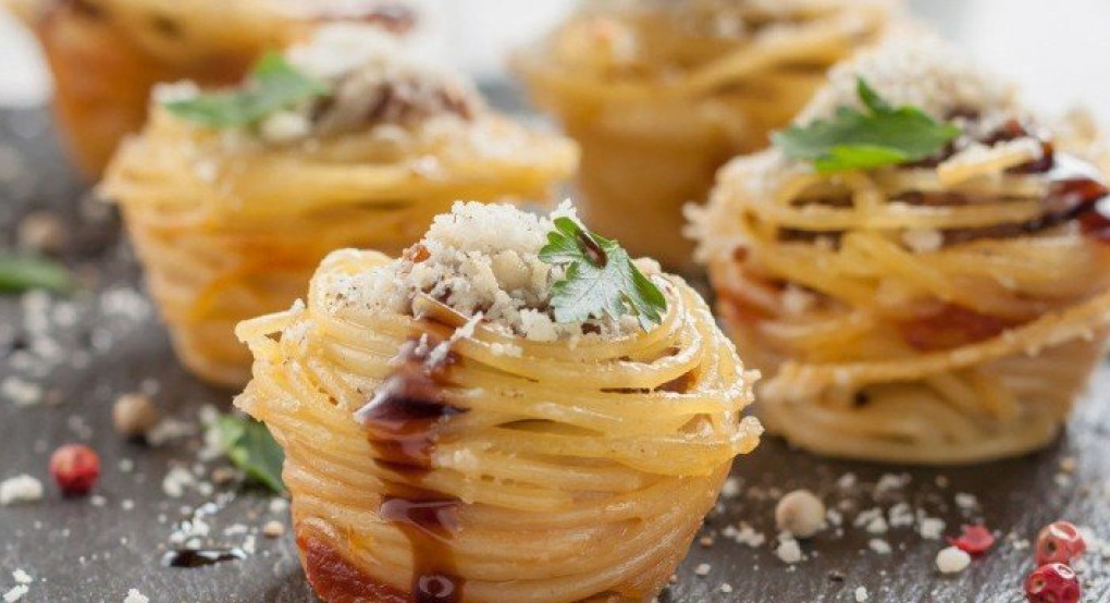 Συνταγή για φωλιές σπαγγέτι με κεφτεδάκια σε κλασική ιταλική σάλτσα ντομάτας 