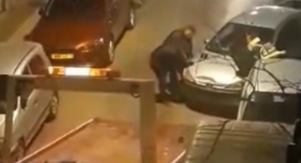 Κατερίνη:Σήκωσαν με τα χέρια αυτοκίνητο -Έκλεινε την είσοδο πολυκατοικίας 