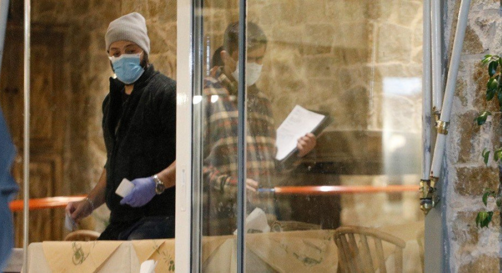 Μακελειό στην Βάρη: Τους "θέρισαν" μπροστά στα παιδιά τους ενώ έτρωγαν