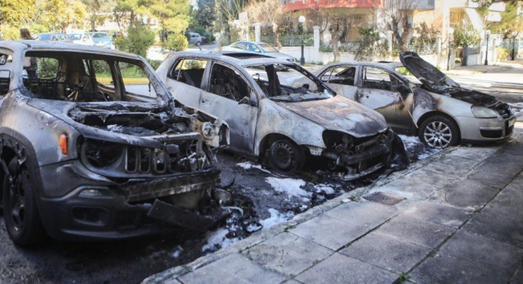 Εμπρησμοί σε ΙΧ στο Κολωνάκι-Στις φλόγες 4 οχήματα