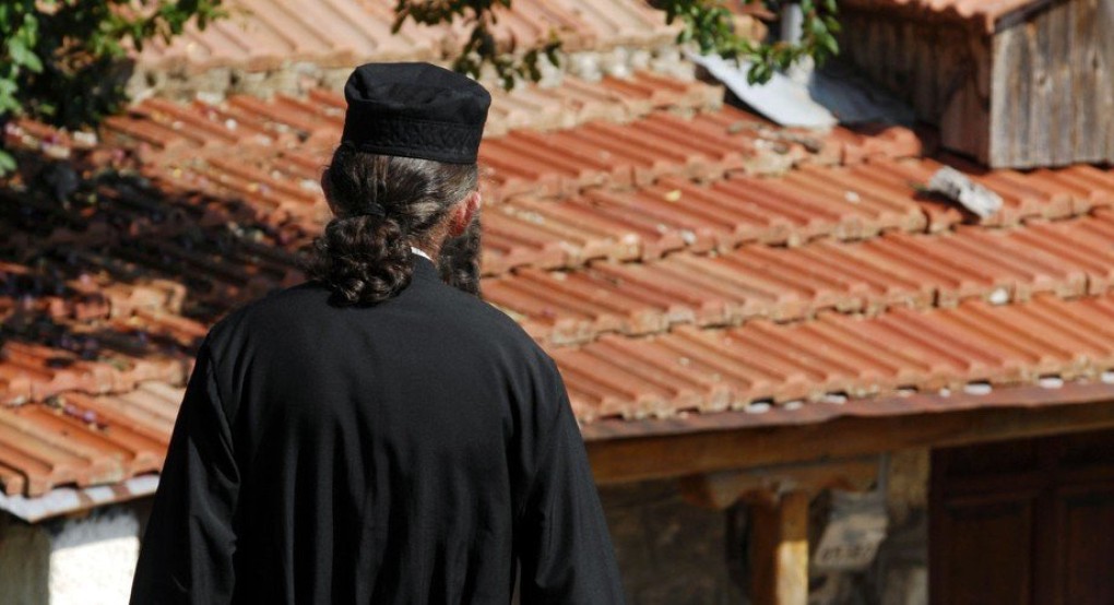 Παπάς έκαιγε τις καρναβαλικές κατασκευές στη Πάτρα