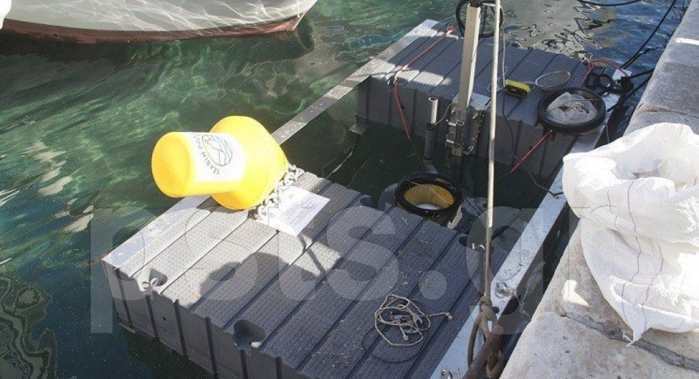Καθαρότερη εφεξής η θάλασσα της Πάρου με τη λειτουργία πλωτού κάδου θαλασσίων απορριμμάτων