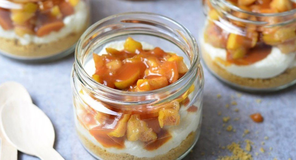 Εύκολο τσιζκέικ με καραμελένια μήλα