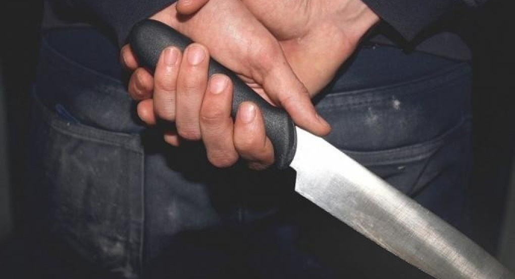 Πάτρα: Μαχαίρωσε τη σύντροφό του και την άφησε αιμόφυρτη στο δρόμο