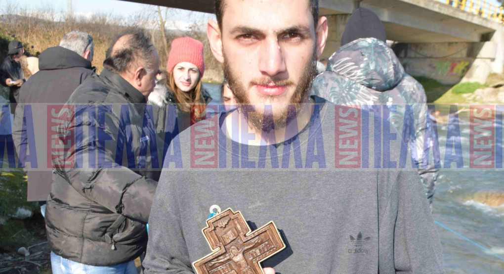 Θεοφάνεια Σκύδρα: Ο 18χρονος Παναγιώτης Πασχαλίδης έπιασε τον Σταυρό 