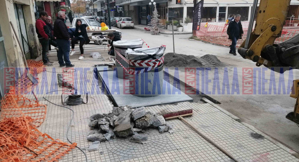 Καταγγελία για τους νέους κάδους στην πλατεία Σαφραμπόλεως στη Σκύδρα