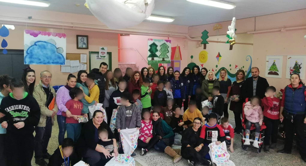 Handball: Ο Μ. Αλέξανδρος Γιαννιτσών επισκέφτηκε ειδικό σχολείο για ευχές και δώρα