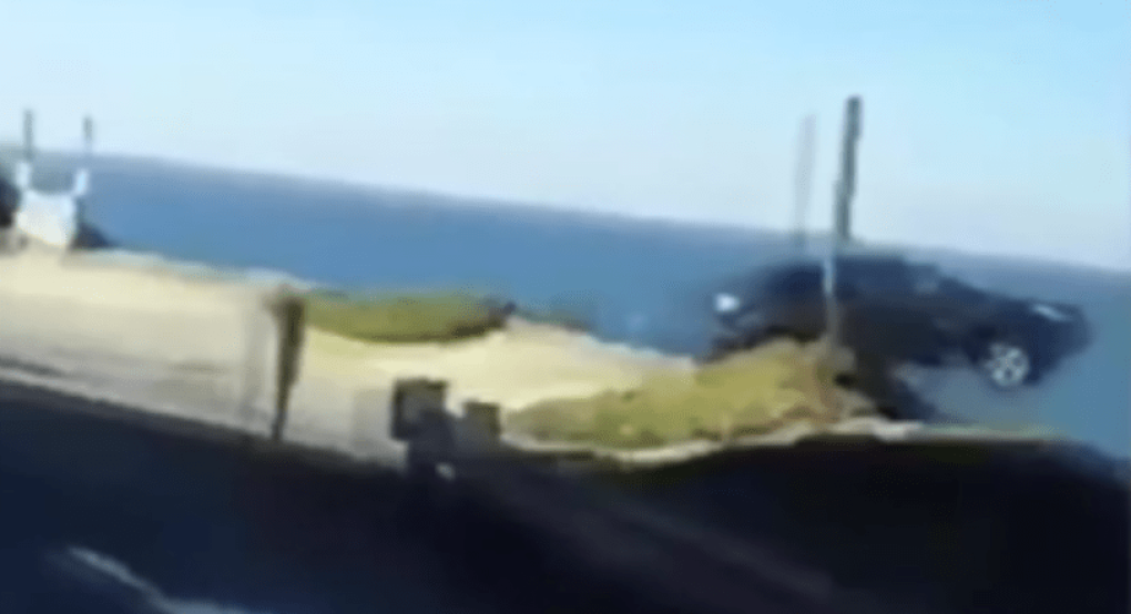 Αυτοκίνητο εξετράπη της πορείας του, έπεσε στη θάλασσα, αλλά κανείς δεν έχει βρει ούτε τα συντρίμμια του (vid)