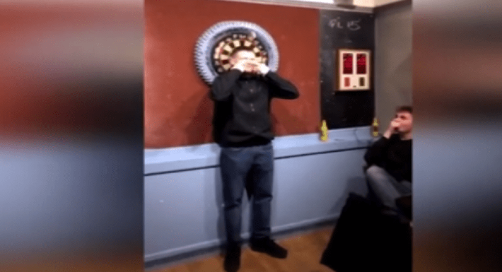 Έφηβος δέχτηκε να του ρίξουν βελάκια στο πρόσωπο επειδή είχε βάλει στοίχημα 11,5 ευρώ! 