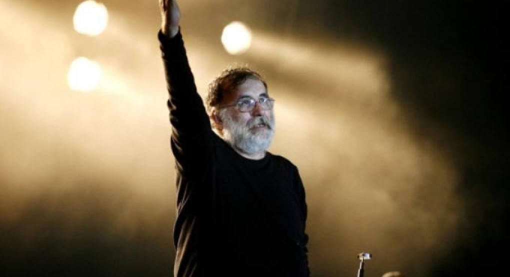 Οικογένεια Μικρούτσικου σε Μενδώνη: «Δεν αποδεχόμαστε τη δημοσία δαπάνη κηδεία σε μια χώρα που δεν τιμά τους δημιουργούς»