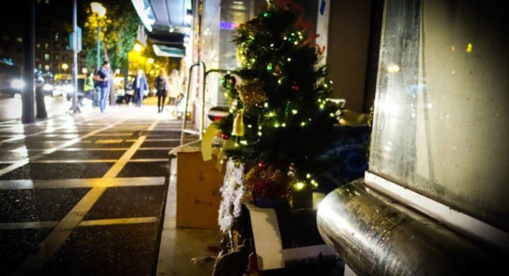  Άστεγος στόλισε το «σπίτι» του στην Αθήνα