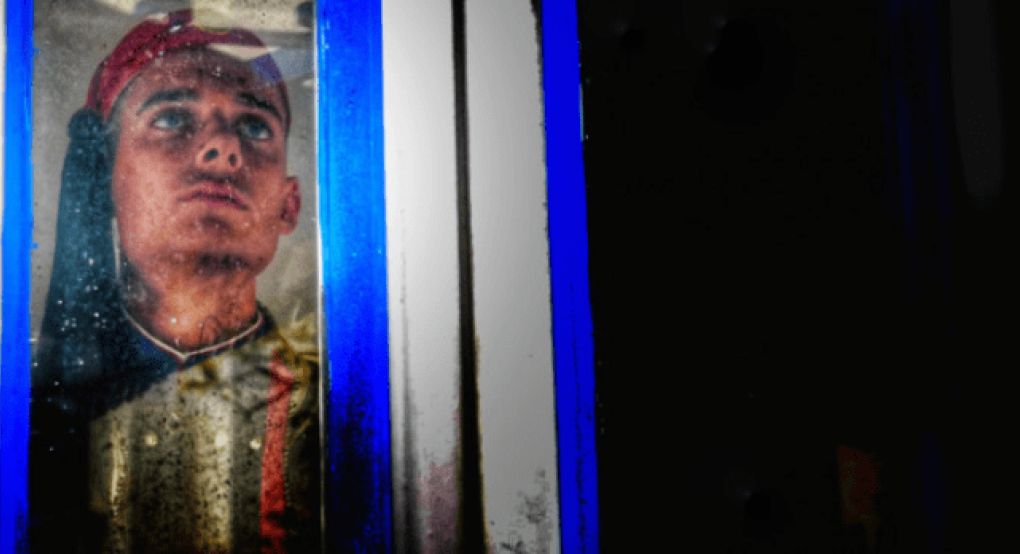 Ο τσολιάς στο Σύνταγμα μέσα στην παγωνιά. Η φωτογραφία του έγινε viral