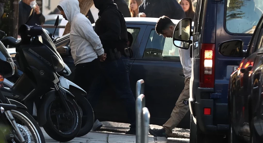 Στην Ευελπίδων οι 8 συλληφθέντες Τούρκοι για τα πιστόλια των εκτελεστών – Τα νεότερα στοιχεία από τις έρευνες της ΕΛ.ΑΣ. Στην Ευελπίδων οι 8 συλληφθέντες Τούρκοι για τα πιστόλια των εκτελεστών – Τα νεότερα στοιχεία από τις έρευνες της ΕΛ.ΑΣ.