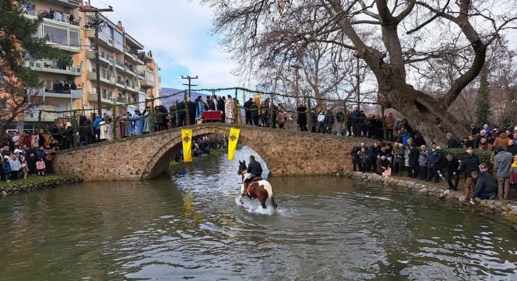 Ο Αγιασμός των Υδάτων στην Έδεσσα: Εντυπωσιακή Τελετή στο Κιουπρί Ο Αγιασμός των Υδάτων στην Έδεσσα: Εντυπωσιακή Τελετή στο Κιουπρί