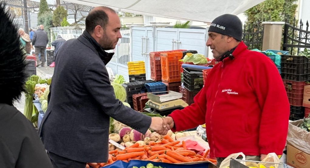 Λάκης Βασιλειάδης: Επίσκεψη στη Λαϊκή Αγορά Έδεσσας Λάκης Βασιλειάδης: Επίσκεψη στη Λαϊκή Αγορά Έδεσσας