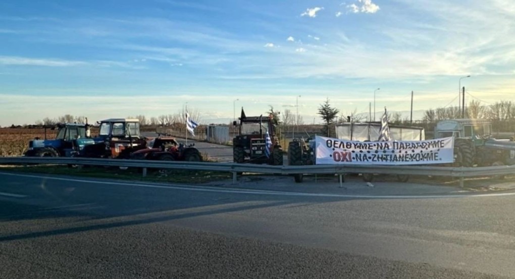 Σε 8 οδικούς κόμβους της Κ.Μακεδονίας παραμένουν τα τρακτέρ των αγροτών