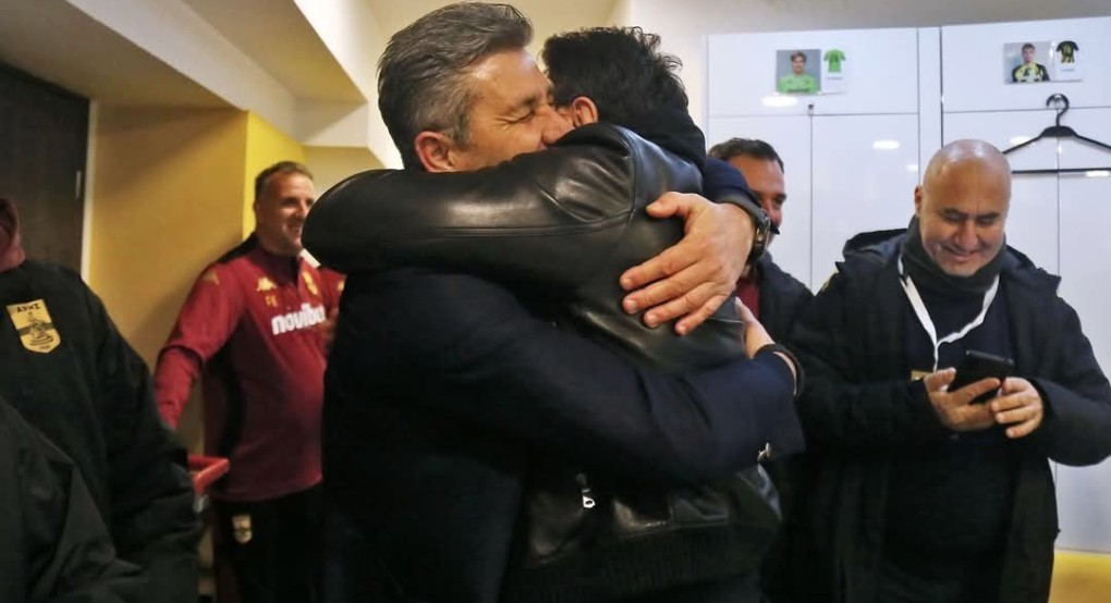 Η αγκαλιά Καρυπίδη – Ουζουνίδη στα αποδυτήρια μετά τη νίκη επί του Παναθηναϊκού Η αγκαλιά Καρυπίδη – Ουζουνίδη στα αποδυτήρια μετά τη νίκη επί του Παναθηναϊκού