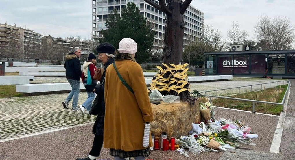 Θεσσαλονίκη: Πολίτες συρρέουν στο «Δέντρο της Μνήμης» – Ένα κίτρινο σκουφάκι, μια παιδική ζωγραφιά κι ένας Μάρτης (ΦΩΤΟ) Θεσσαλονίκη: Πολίτες συρρέουν στο «Δέντρο της Μνήμης» – Ένα κίτρινο σκουφάκι, μια παιδική ζωγραφιά κι ένας Μάρτης (ΦΩΤΟ)