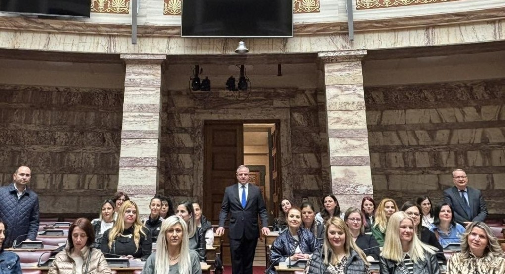 Επίσκεψη μαθητών στη Βουλή: Μια εμπειρία γνώσης και δημοκρατίας Επίσκεψη μαθητών στη Βουλή: Μια εμπειρία γνώσης και δημοκρατίας