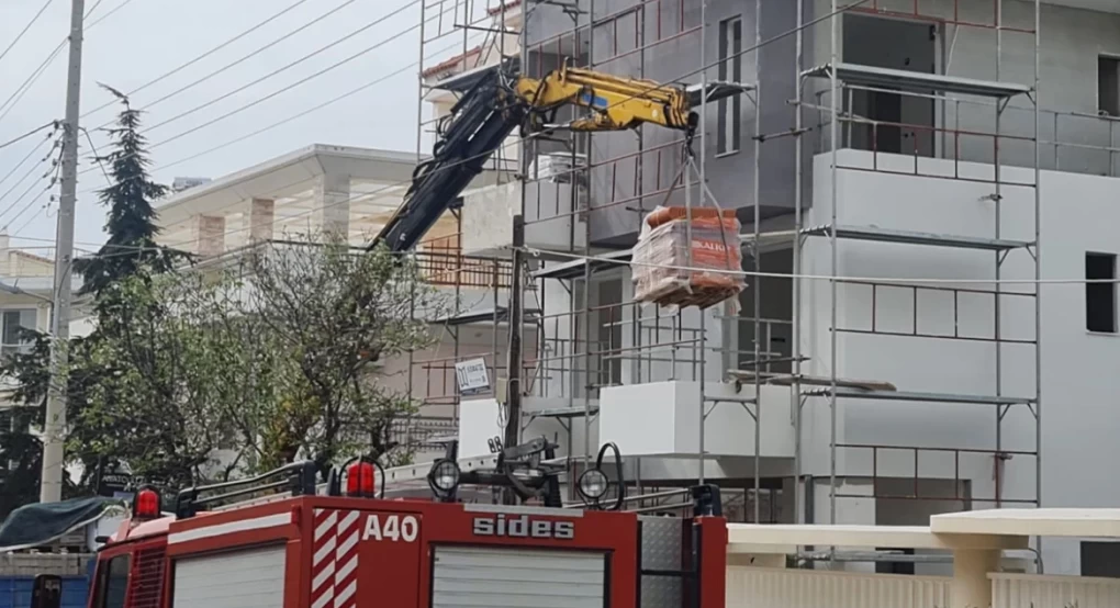 Χωρίς τις αισθήσεις του 28χρονος μετά το εργατικό ατύχημα - Γερανός ακούμπησε σε ηλεκτροφόρα καλώδια Χωρίς τις αισθήσεις του 28χρονος μετά το εργατικό ατύχημα - Γερανός ακούμπησε σε ηλεκτροφόρα καλώδια