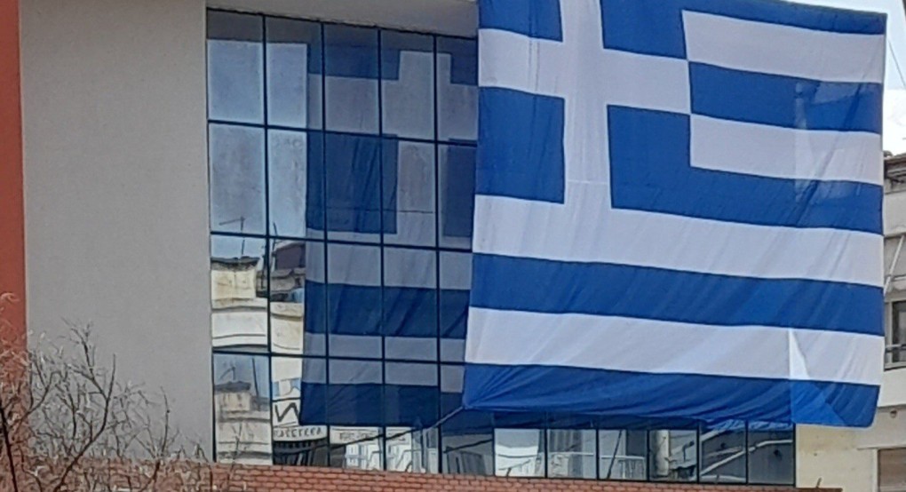 Τα Γιαννιτσά ντύθηκαν στα γαλανόλευκα — Μια τεράστια σημαία κοσμεί το Δημαρχείο με πρωτοβουλία του Στάθη Φουντουκίδη