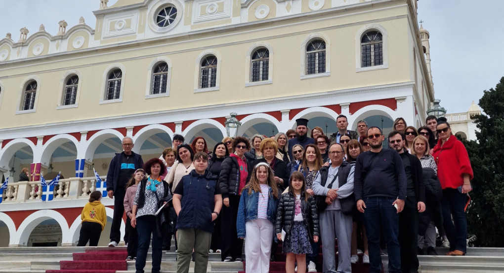 Πιστοί από την Πέλλα προσκύνησαν στην Παναγία της Τήνου Πιστοί από την Πέλλα προσκύνησαν στην Παναγία της Τήνου