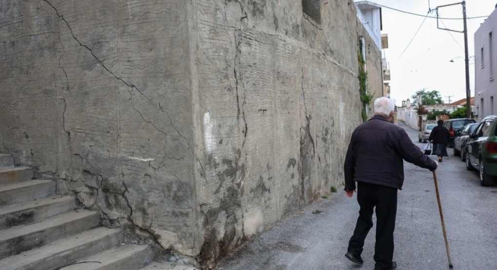 Βούτες: Εκκενώνονται τουλάχιστον τέσσερα σπίτια μετά τις ρηγματώσεις - Η περιοχή θα κηρυχθεί σε κατάσταση έκτακτης ανάγκης, λέει ο Λέκκας Βούτες: Εκκενώνονται τουλάχιστον τέσσερα σπίτια μετά τις ρηγματώσεις - Η περιοχή θα κηρυχθεί σε κατάσταση έκτακτης ανάγκης, λέει ο Λέκκας