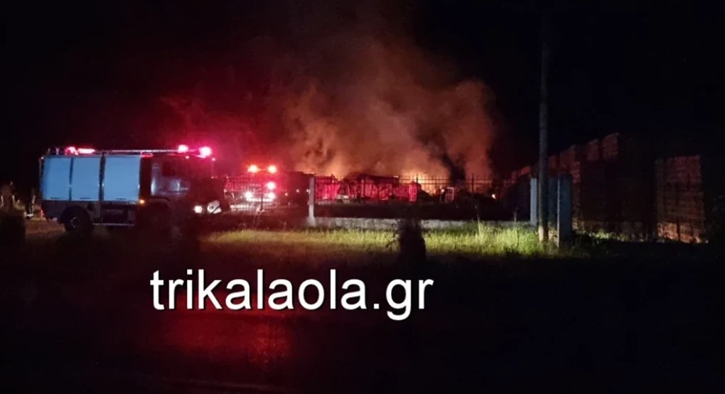 Μεγάλη φωτιά σε εργοστάσιο ξυλείας στα Τρίκαλα – Καταστράφηκαν ολοσχερώς οι κτιριακές εγκαταστάσεις Μεγάλη φωτιά σε εργοστάσιο ξυλείας στα Τρίκαλα – Καταστράφηκαν ολοσχερώς οι κτιριακές εγκαταστάσεις