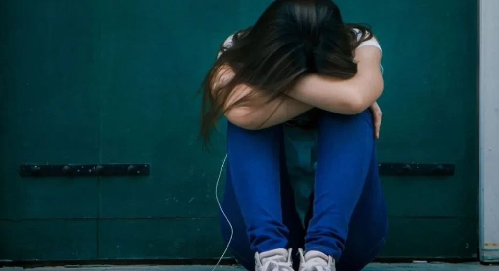 Χειροπέδες σε τρεις ανήλικες που χτύπησαν 14χρονη έξω από Γυμνάσιο στη Θεσσαλονίκη Χειροπέδες σε τρεις ανήλικες που χτύπησαν 14χρονη έξω από Γυμνάσιο στη Θεσσαλονίκη