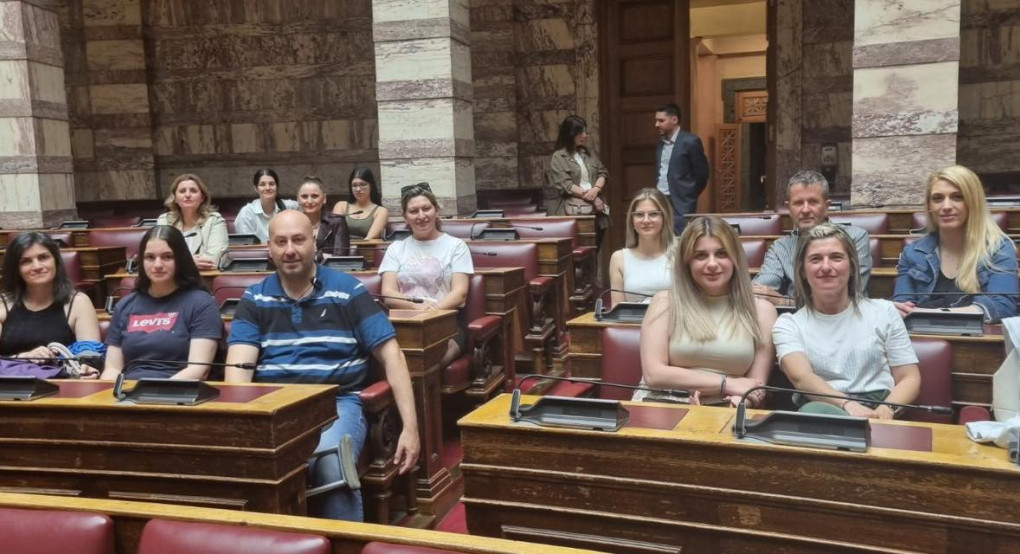 Καρυώτισσα: Με υποδοχή Καρασμάνη το Δημοτικό Σχολείο επισκέφθηκε τη Βουλή Καρυώτισσα: Με υποδοχή Καρασμάνη το Δημοτικό Σχολείο επισκέφθηκε τη Βουλή